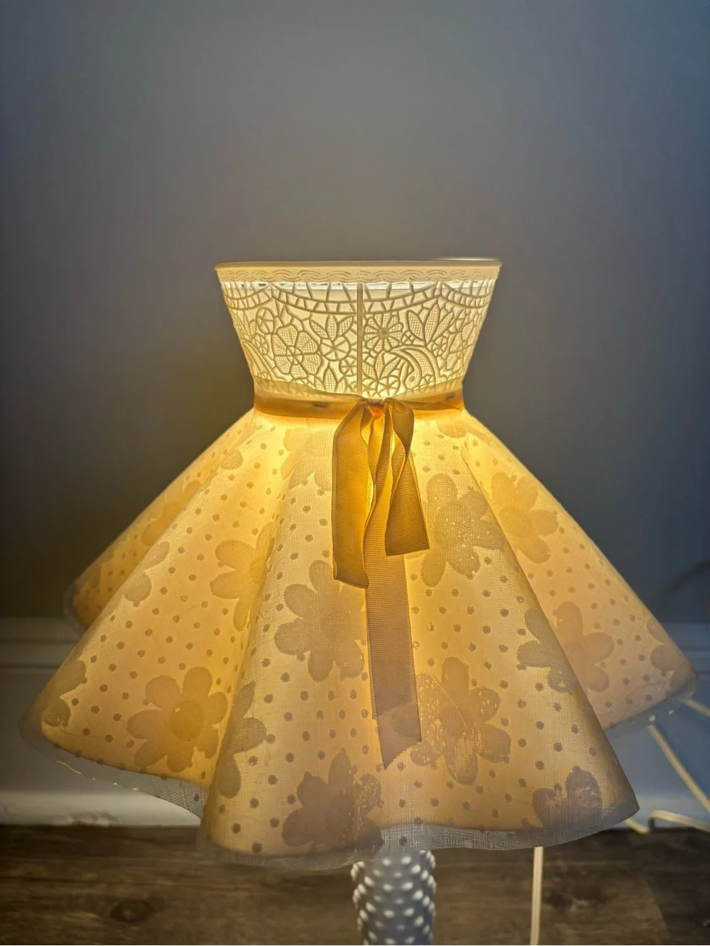 Vintage Elegant White Table Lamp with Cream Fabric Shade and Bow Accent